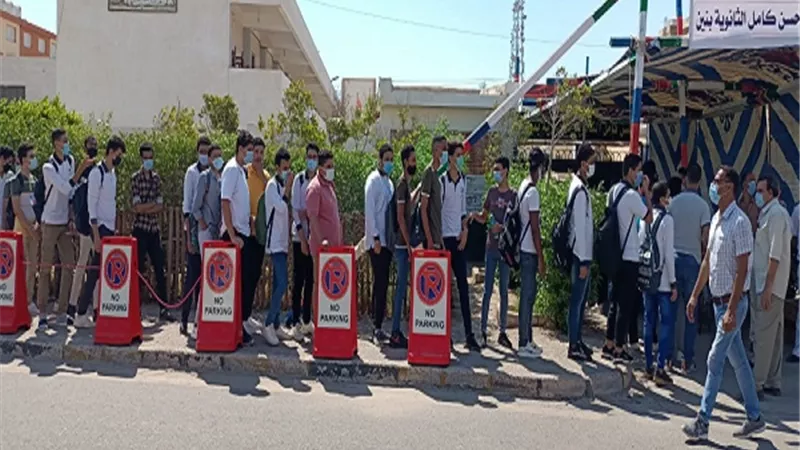 برغم بدء الامتحان.. الأهالي تتجمع أمام لجان الثانوية والأمن يطالبهم بالرحيل