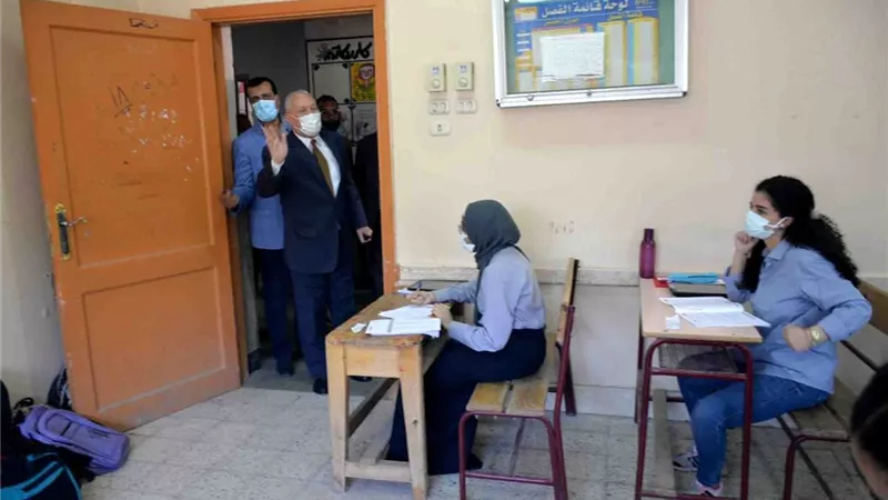 محافظ الأقصر يتفقد لجان امتحانات الثانوية العامة