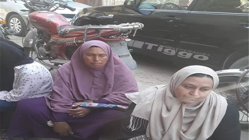 قلق وتوتر لاولياء الامور خارج لجان امتحانات الثانوية العامة