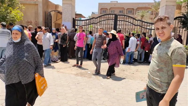 القلق يسيطر على أولياء الأمور بشبرا الخيمة لعدم خروج الطلاب حتى آخر دقيقة