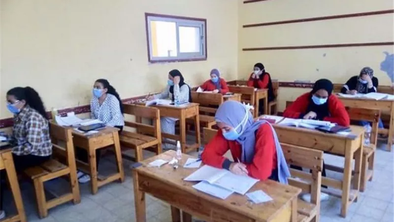 طلاب الثانوية بالإسماعيلية :امتحان اللغة العربية يعتمد على التفكير ويحتاج وقتا أطول