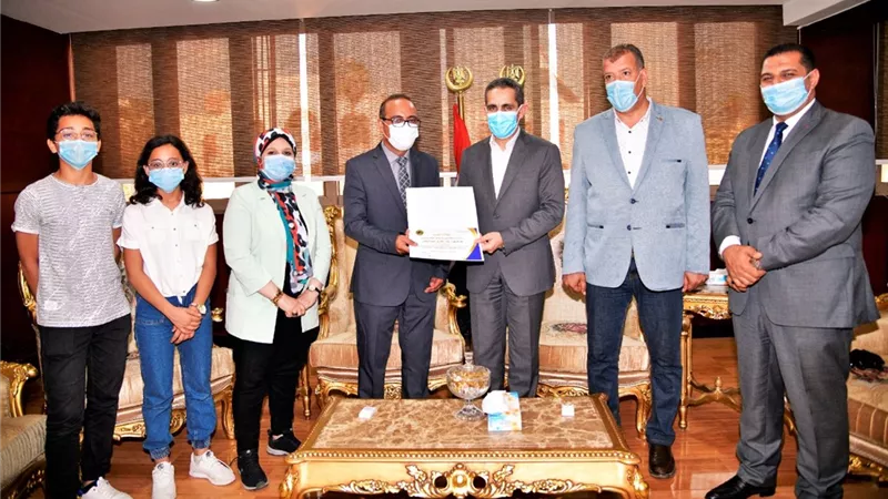 محافظ الغربية يكرم نائب رئيس حي أول طنطا لحصوله على درجة الدكتوراه