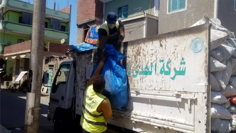 استمرار أعمال النظافة ورفع المخلفات بالشوارع الفرعية والرئيسية بالقصير