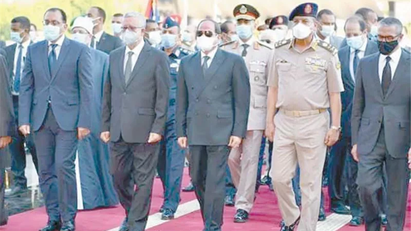 السيسي وقرينته يتقدمان الجنازة العسكرية لـ 