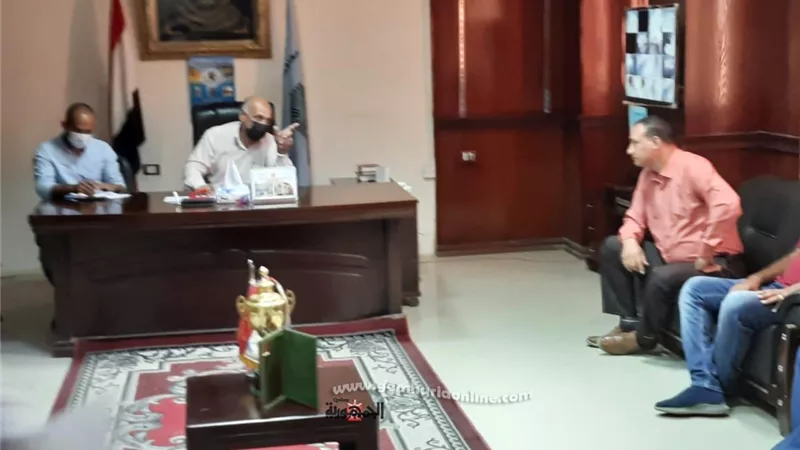 رئيس مركز إسنا جنوب الأقصر يلتقى رؤساء الإدارات الخدمية لمتابعة اعمال مشروعات حياة كريمة