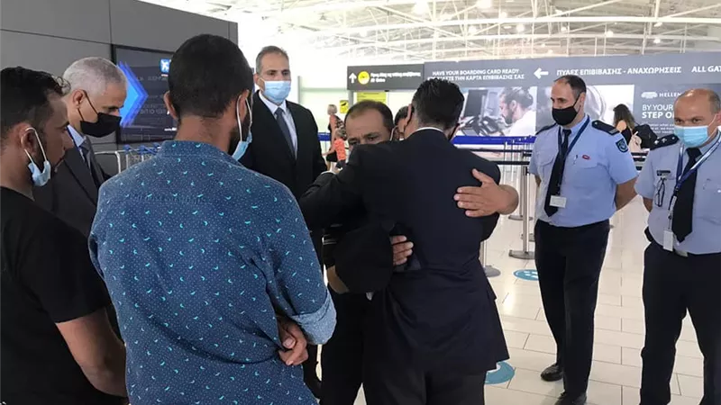 مساعد وزير الخارجية يستقبل جثامين المواطنين المصريين ضحايا الحرائق في قبرص