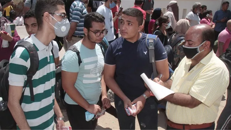 توافد طلاب الثانوية العامة على لجان الامتحانات