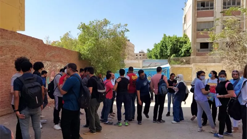 طلاب الأدبي بالثانوية العامة بالهرم يدخلون لجانهم استعدادا لامتحان اللغة العربية