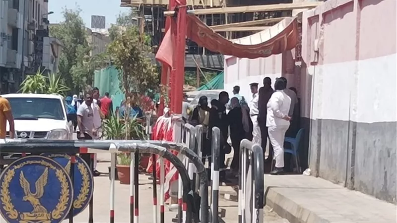 توافد طلاب ثانوى أسوان فى قلق وخوف من الامتحان