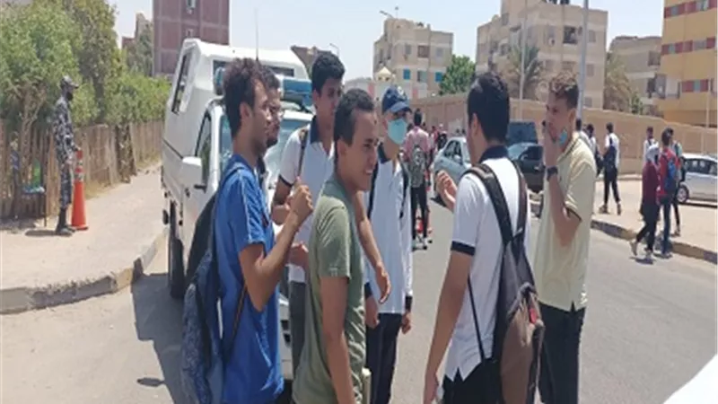 طلاب الغردقة: الامتحان سهل و بعض الأسئلة فى العربى تحتاج قراءة كثيرة