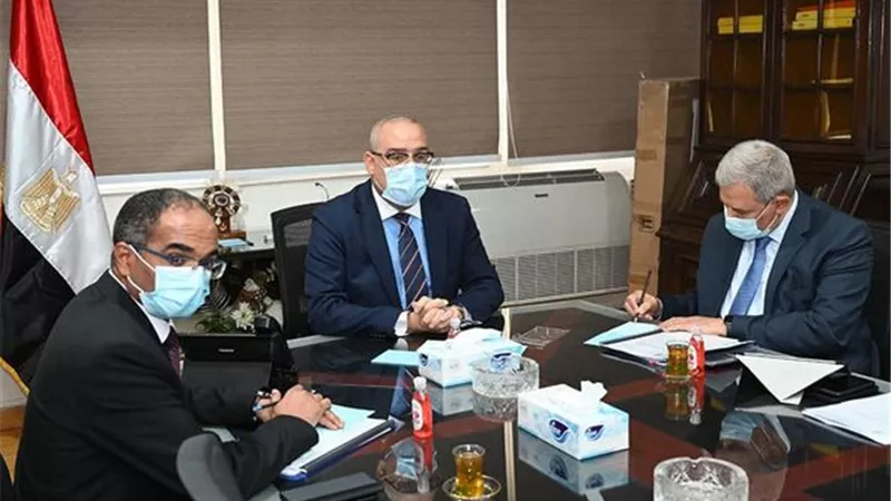 الجزار يناقش المخصصات المالية لشركة مياه الشرب بأسيوط والوادى الجديد