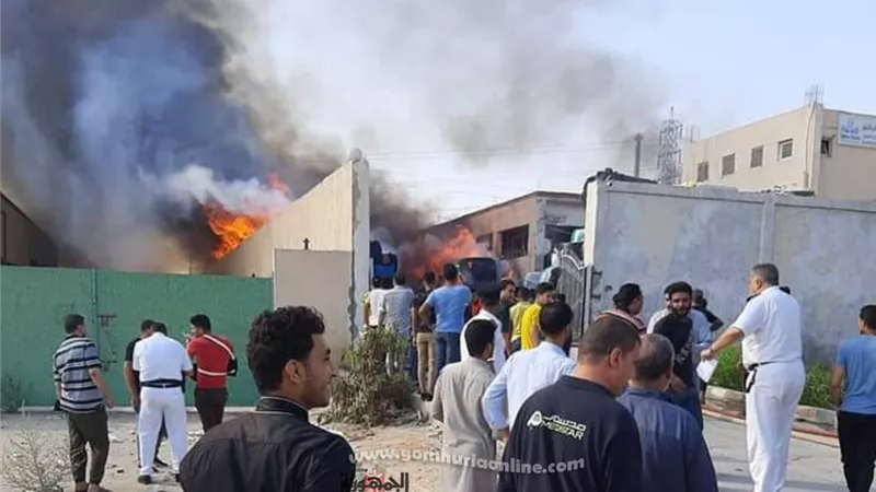 بالفيديو.. الحماية المدنية تدفع ب ١٠ سيارات اطفاء للسيطرة على حريق مصنع منسوجات بالعاشر من رمضان