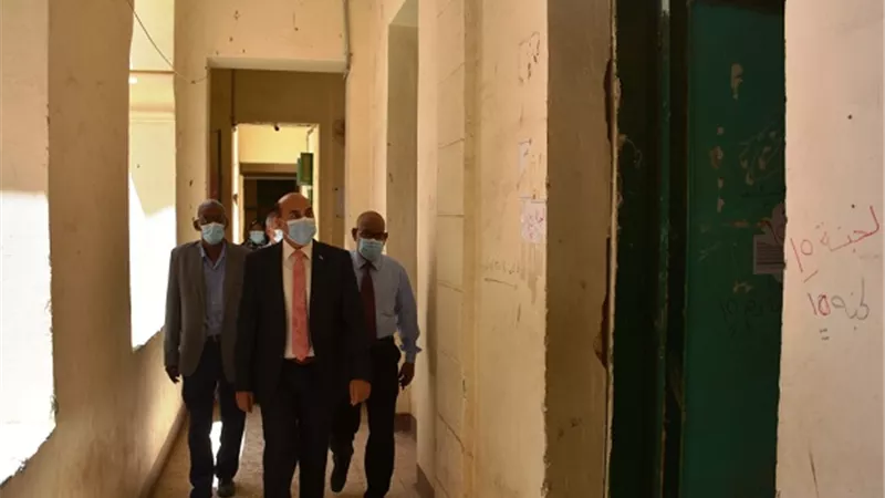 محافظ أسوان يتابع ميدانياً سير امتحانات الثانوية العامة