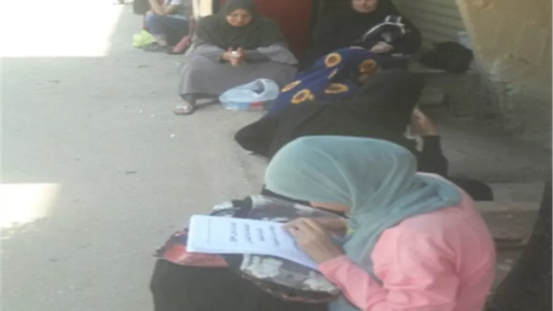 الطلاب داخل اللجان.. أولياء الأمور أمام المدارس بـ