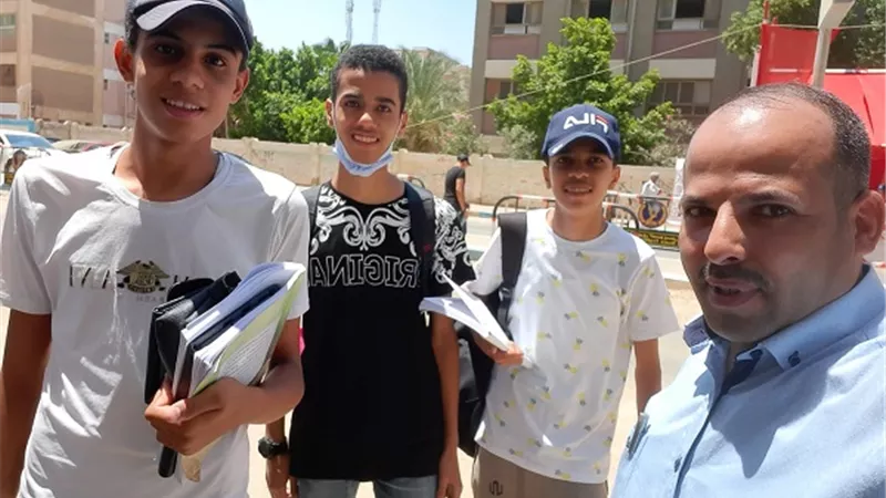 متفوقو الأدبي فرحانين بالعربي بالسويس