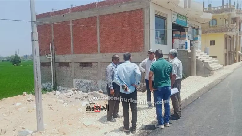 وجيه صدقى يتابع المعاينات المبدئية لتركيب محولات الكهرباء بطريق ابوحماد بلبيس