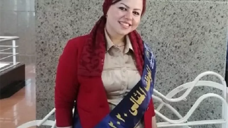 رئيس جامعة حلوان يكرم رنين حافظ بالموظفة المثالية