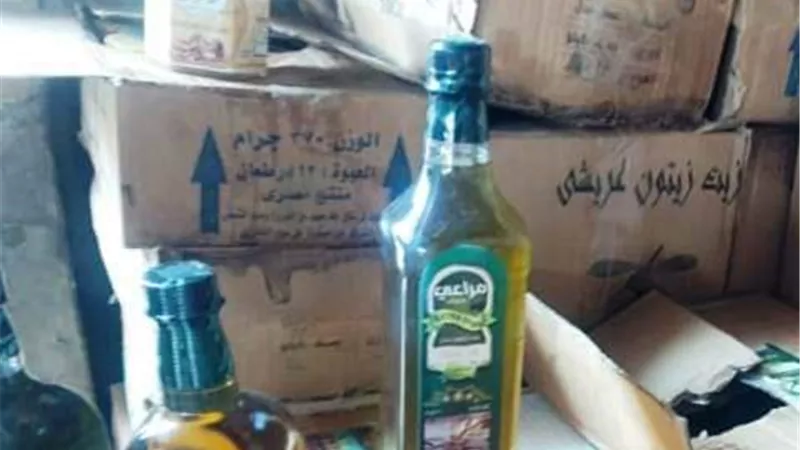 ضبط ٣٧٠ لتر زيت زيتون و١٠٠ كيلو عسل نحل منتهية الصلاحية داخل مصنع بدون ترخيص بالزقازيق