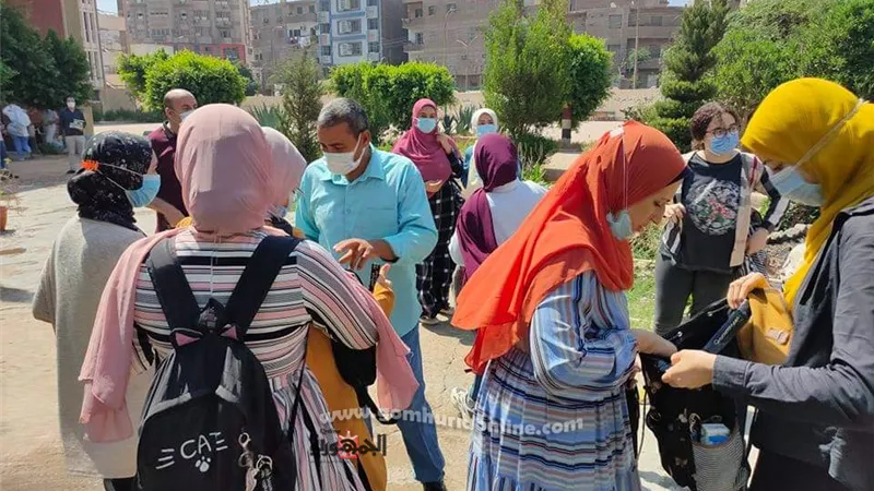 الامتحان سهل وفى مستوى الطالب العادى ولكن هناك نقاط تحتاج إلى الطالب المتفوق والوقت كافي