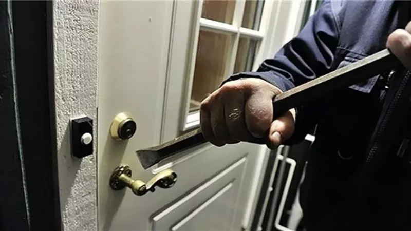 الاهالي تضبط لص اثناء سرقة محل بقالة بالدقهلية