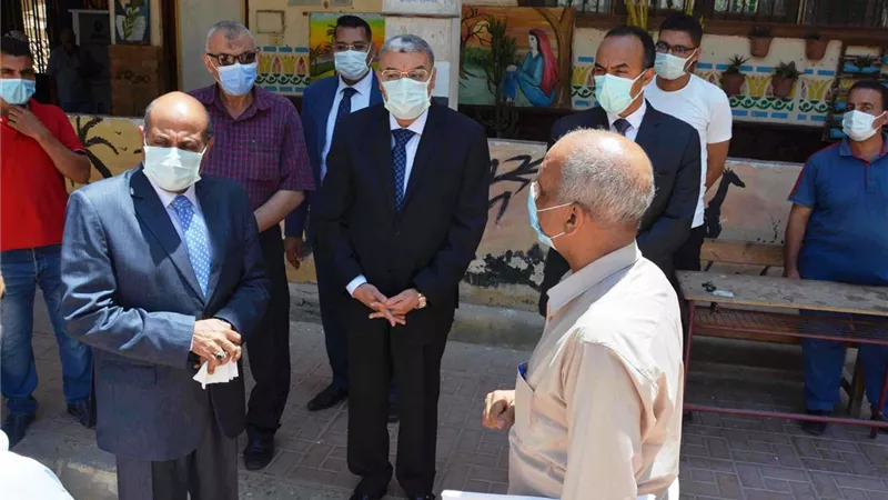 محافظ المنيا يتفقد لجان الثانوية فى بنى مزار