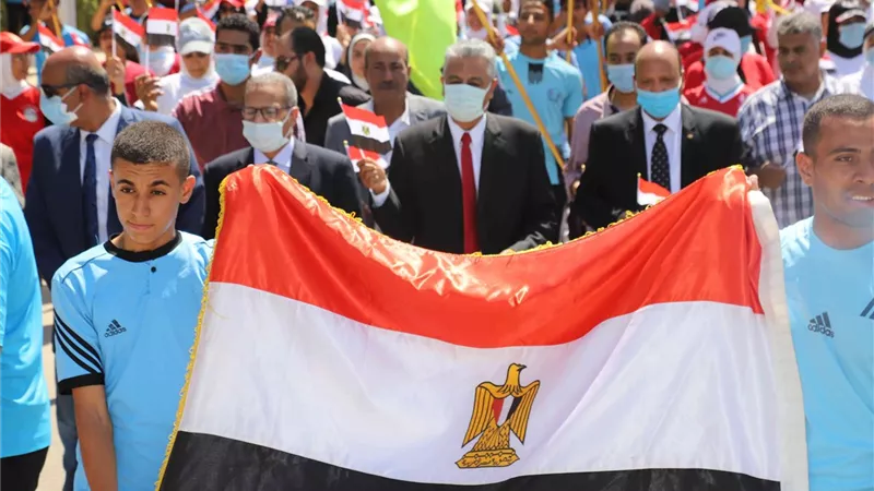 رئيس جامعة جنوب الوادي يقود مسيرة طلابية احتفالا بذكرى ثورة ٣٠ يونيو المجيدة