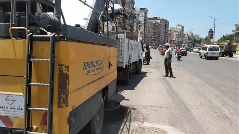 حملة مكبرة لرفع القمامة وكنس الشوارع والميادين بالمنصورة