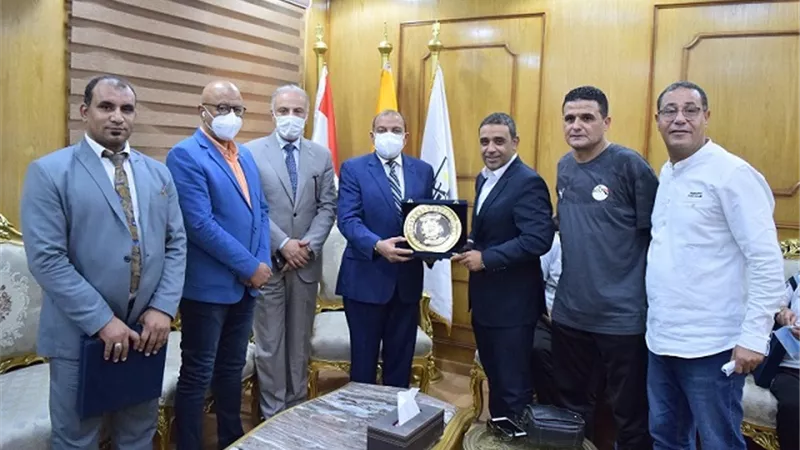 رئيس جامعة بنى سويف يستقبل وفدا من الحكام الدوليين والإعلاميين.. بالصور