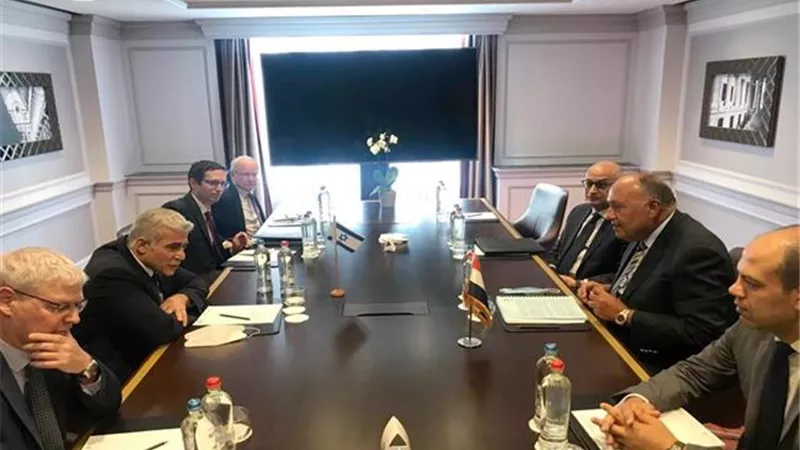 وزير الخارجية يبحث مع نظيره الإسرائيلي ضرورة إطلاق مفاوضات سلام عادلة مع الفلسطينيين