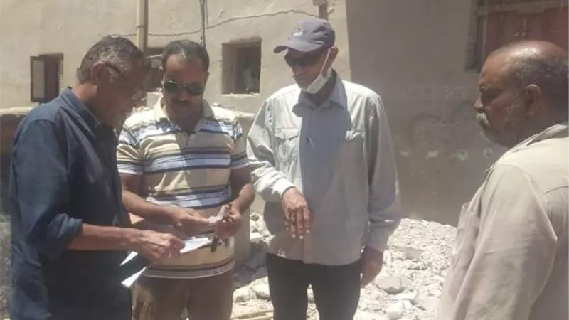 استمرار نقل الأسر من المنطقه داهمة الخطورة الى حى الروضة فى راس غارب.. بالصور