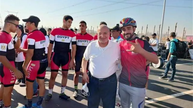 رئيس المصري للدراجات يمنح محمد رمضان عضوية الاتحاد
