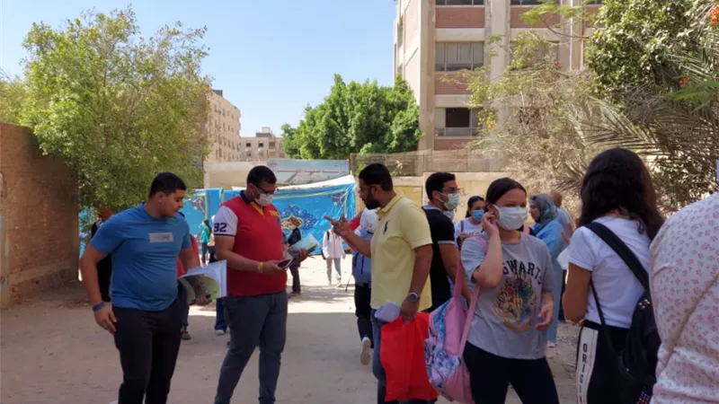 توافد طلاب الهرم للجان امتحانهم استعدادا لأداء اختبار اللغة الأجنبية الثانية