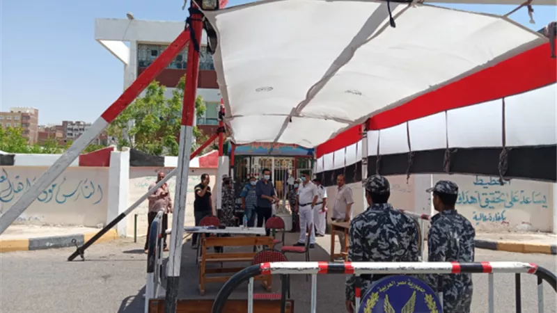 وسط إجراءات احترازية توافد طلاب الثانوية العامة على اللجان بالبحر الأحمر