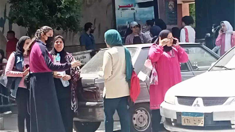 طلاب الشعبة العلمية يتوافدون لامتحان اللغة الاجنبية الثانية بتعليم القاهرة
