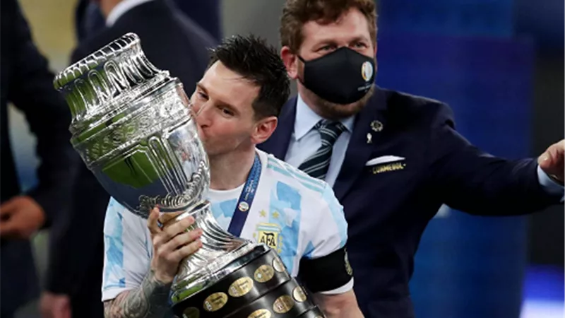 الأفضل في 2021.. جائزتان حائرتان بين ميسي ونجوم اليورو