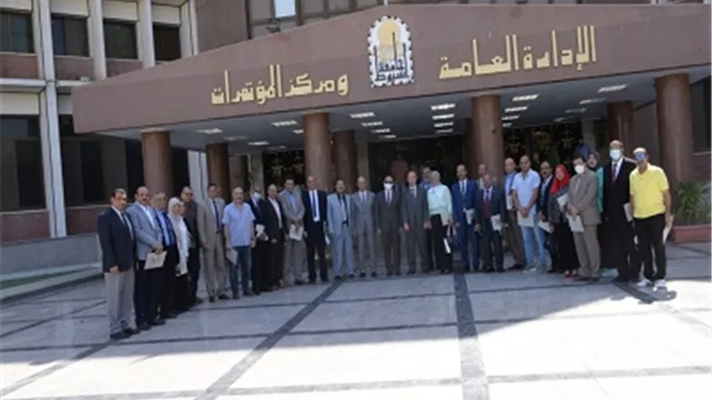 رئيس جامعة أسيوط يسلم شهادات إتمام الدورة التدريبية للراغبين في التقدم لشغل وظيفة عميد كلية