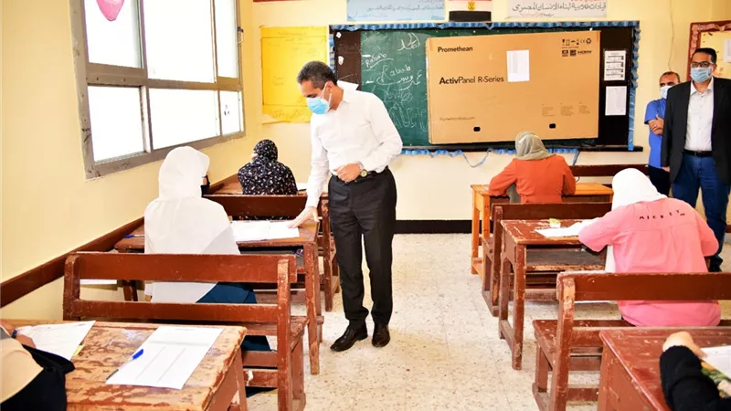 محافظ الغربية يتفقد أداء طلاب الثانوية العامة لامتحان اللغة الأجنبية بقطور