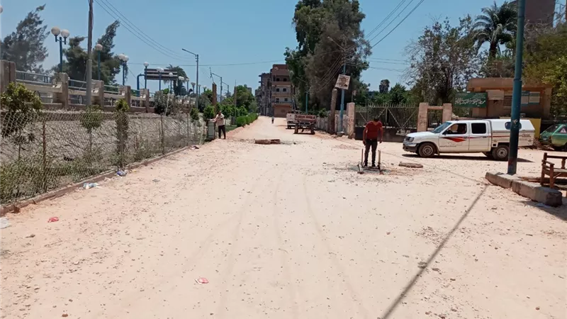 محافظ أسيوط: وضع تربة زلطية بعدة شوارع مكه بمدينة القوصية تمهيداً لرصفها ضمن خطط للعام المالى 2021/2022