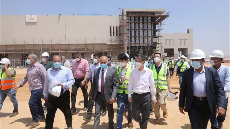 وزير النقل والسفير الصيني يتفقدان مشروع القطار الكهربائي الخفيف ..صور