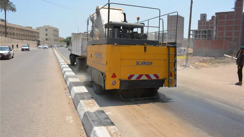 محافظ الدقهلية يتابع اعمال السيارات المكنسية لرفع الأتربة وتنظيف الشوارع