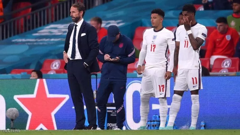 بعد أزمة ثلاثي منتخب إنجلترا.. حذف ألف تغريدة ووقف حسابات