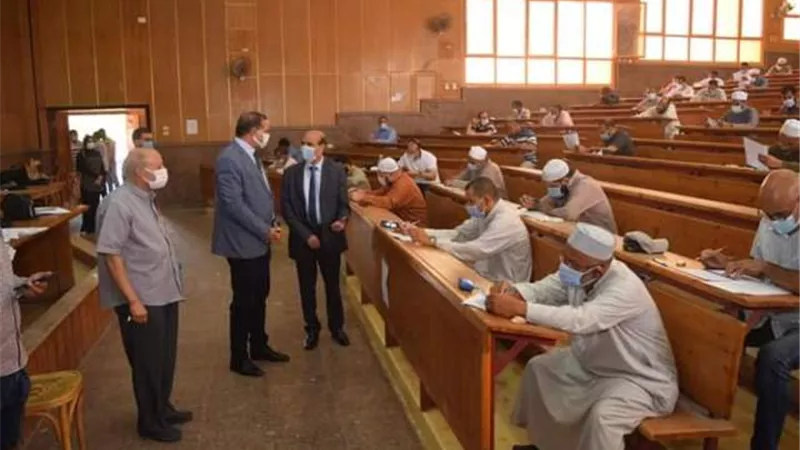 رئيس جامعة سوهاج يتفقد امتحانات الدراسات العليا بكلية الآداب