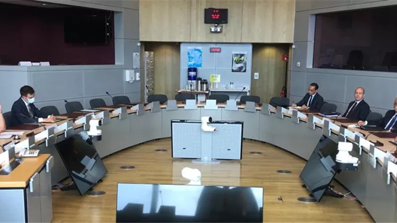وزير الخارجية يبحث مع مفوضة الاتحاد الأوروبية تعزيز حماية المهاجرين