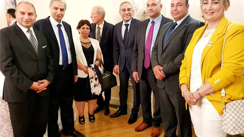 السفير المصري بفرنسا يلتقي الجالية ويبحث شكواهم من غلاء أسعار الطيران