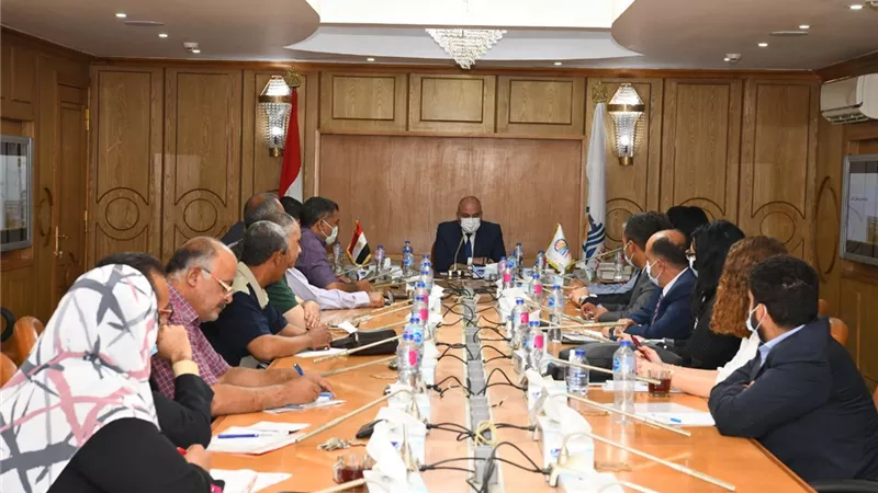 محافظ قنا يبحث دعم الاقتصاد المحلى للمحافظة مع إحدي شركات الائتمان