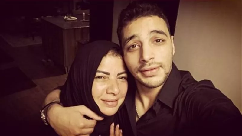 ليه كده يا كريم.. والدة كريم صبري تدخل فى نوبة بكاء شديدة بجنازته حزنًا على فراقه
