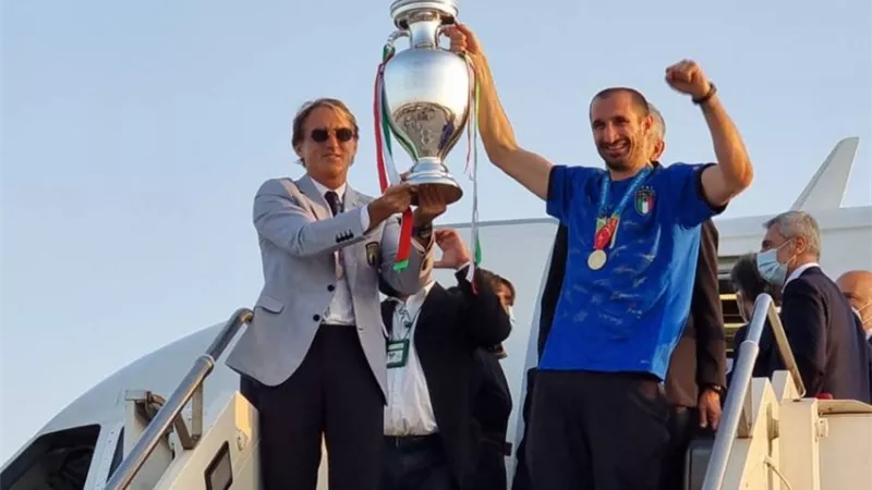 المنتخب الإيطالي يعود إلى روما رافعا كأس أمم أوروبا