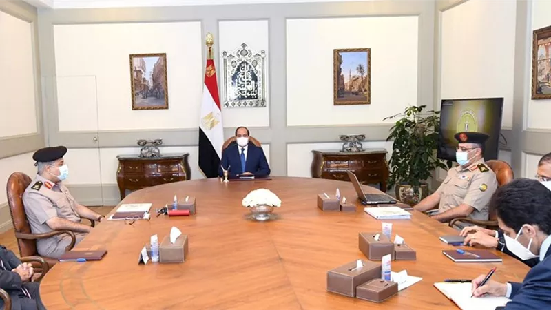 السيسي يستعرض جهود الدولة لانتاج مركبات للنقل العام تعمل بالغاز الطبيعي والكهرباء