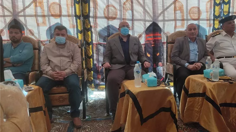 محافظ بني سويف يؤدي واجب العزاء في ضحايا حادث الطريق الإقليمي