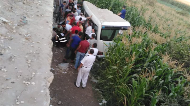إصابة 16 عامل فى انقلاب اتوبيس عند نزلة الطريق الإقليمي بالباجور